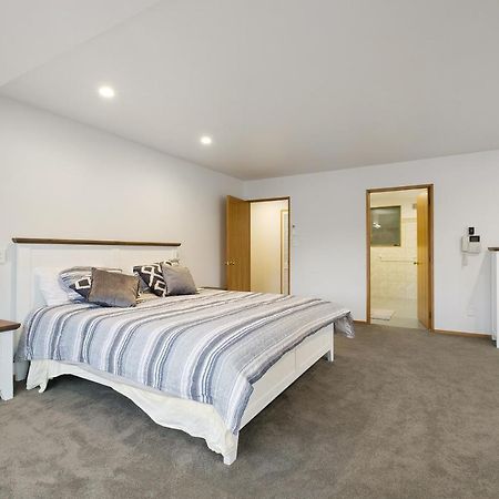 Huge Lakefront Delight - Queenstown Holiday Home Kültér fotó