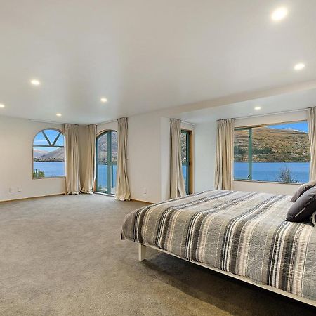 Huge Lakefront Delight - Queenstown Holiday Home Kültér fotó