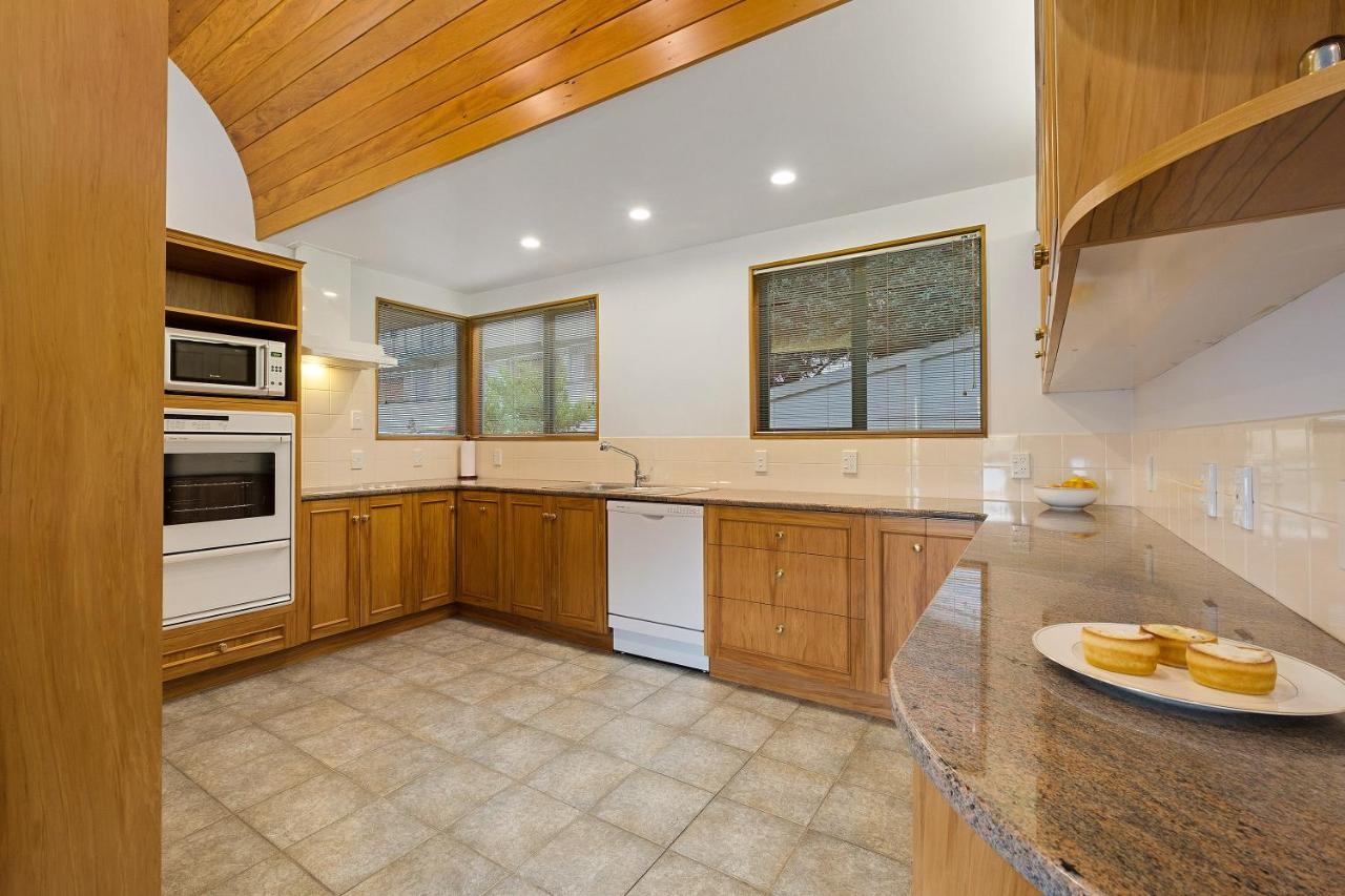 Huge Lakefront Delight - Queenstown Holiday Home Kültér fotó